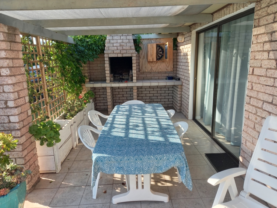 3 Bedroom Property for Sale in Middedorp Western Cape